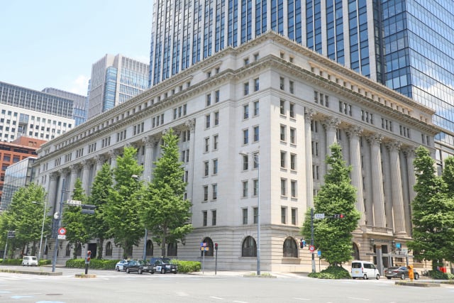 明治生命館(鳴本石材(株)大人の修学旅行)